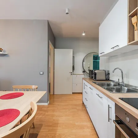 Bright L 15-min Walk To Center Lägenhet *