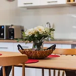 Bright L 15-min Walk To Center דירה