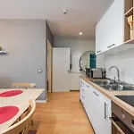 Bright L 15-min Walk To Center דירה *