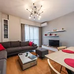 Bright L 15-min Walk To Center דירה