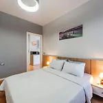 Bright L 15-min Walk To Center דירה טיראנה